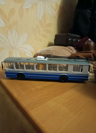 Іграшка тролейбус4 фото