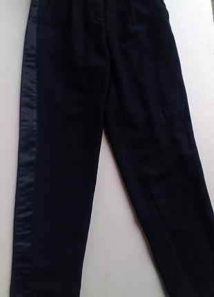Черные зазауженнные брюки с атласными лампасами2 фото