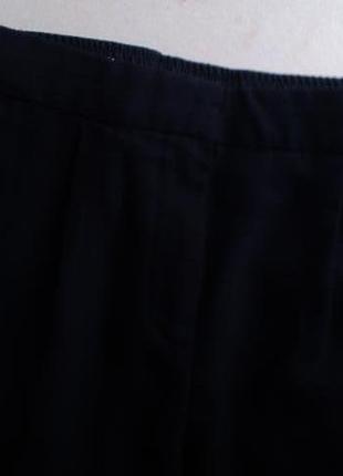 Черные зазауженнные брюки с атласными лампасами3 фото