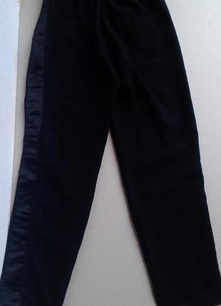 Черные зазауженнные брюки с атласными лампасами4 фото