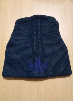 Спортивная мужская шапка "adidas".