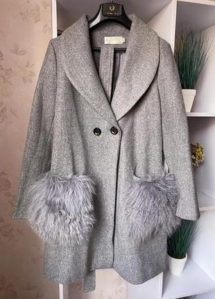 Стильное пальто со вставками из натурального меха