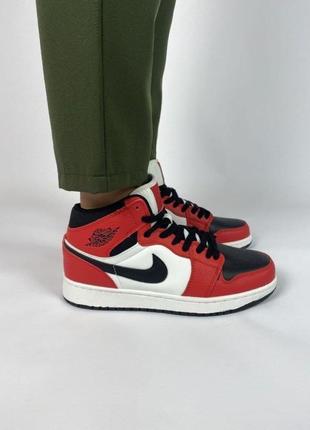 Жіночі кросівки nike air jordan 1 retro червоні з чорним/білим