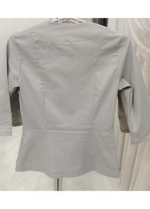Женский медицинский приталенный костюм светло-серый для врача, массажиста, косметолога 42-564 фото