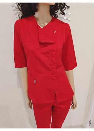 Модний медичний червоний костюм для працівників медицини та сфери краси 42-563 фото