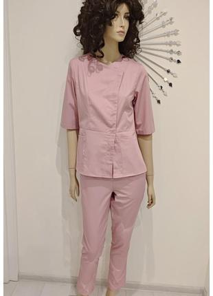 Пудровый медицинский костюм однотонный на пуговицах с коротким пиджаком 42-562 фото