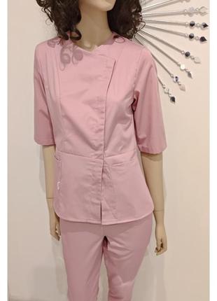 Пудровый медицинский костюм однотонный на пуговицах с коротким пиджаком 42-563 фото