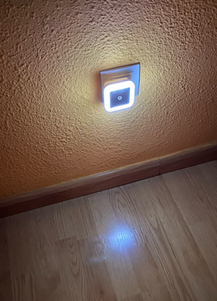 Світлодіодний світильник-нічник з датчиком світла4 фото