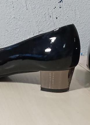 Туфлі жіночі, чорні лаковані3 фото
