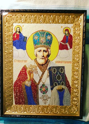 Ікона святого нікола прикрашена бісером у різьбленому кіоті.