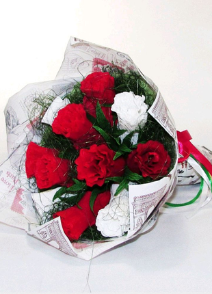 Букет з цукерок троянди 11 червоно-білі1 фото