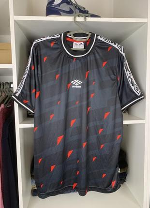 Спортивна футболка umbro з лампасами