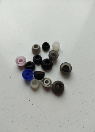 Вкладки для вакуумних навушників різного кольору та розміру нові