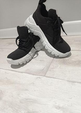 Кросівки виготовлені в тканині нубук