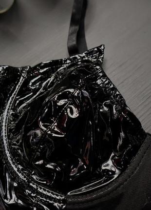 Виниловое черное платье6 фото