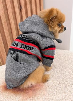 Брендовая вязанная кофта для собак christian dior со звездой на спинке,  с капюшоном на завязках , серая4 фото