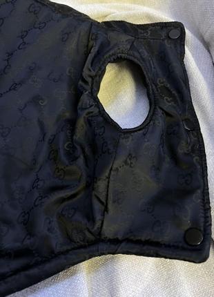 Брендова зимова жилетка для собак gucci з дрібним логотипом на спинці, без капюшона, чорна2 фото