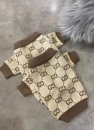 Брендовый свитер для собак gucci с мелкими значками, бежевый2 фото