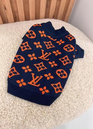 Брендовый свитер для собак louis vuitton с мелкими оранжевыми логотипами бренда, коричневый