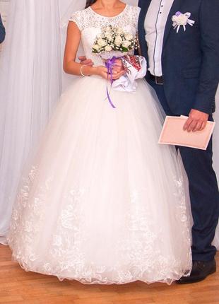 Нежное свадебное платье с вышивкой цвета айвори