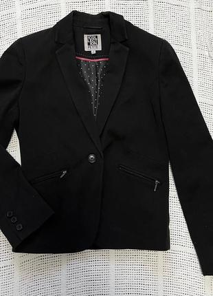 Невероятно красивый трендовый базовый черный пиджак от бренда petite2 фото