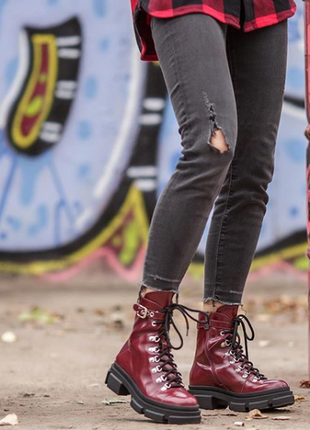 Шкіряні жіночі лакові черевики-берці бордового кольору осінь-зима9 фото