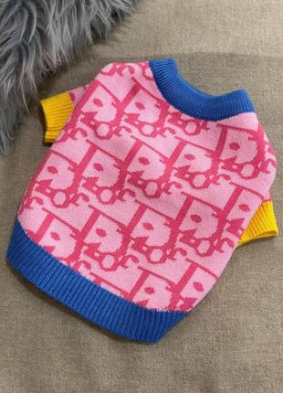 Брендовый свитер для собак dior с желто-синими резинками на краях, розовый
