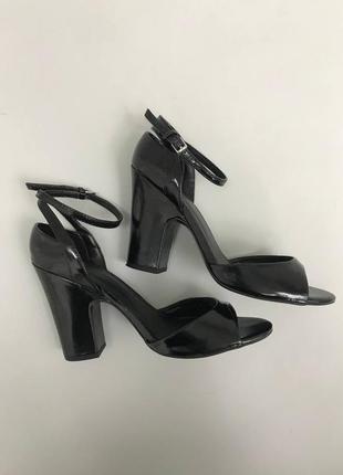 Лаковые босоножки zara