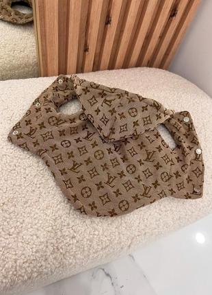 Брендова зимова жилетка для собак louis vuitton джинсова з темними значками, з капюшоном, на кнопках,