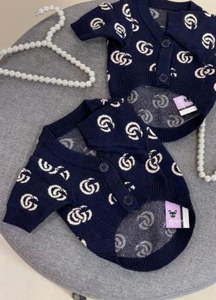 Брендова кофта для собак gucci, на ґудзиках із білими значками, синя