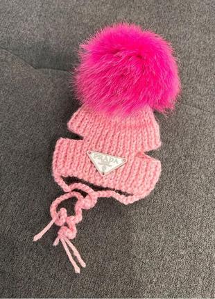Брендова шапка для собак ручної в'язки prada без закота, з натуральним малиновим бубоном, рожева