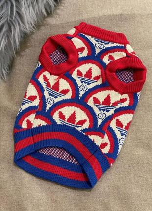 Брендовый свитер для собак gucci в коллаборации adiddas без рукавов с рисунком, красный3 фото