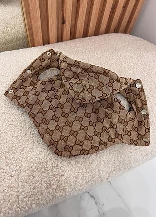 Брендова зимова жилетка для собак gucci джинсова зі значками, з капюшоном, на кнопках, бежева