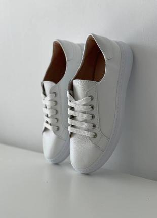 Белые кожаные легкие кеды на шнуровке, прошиты и на тоненькой подошве7 фото