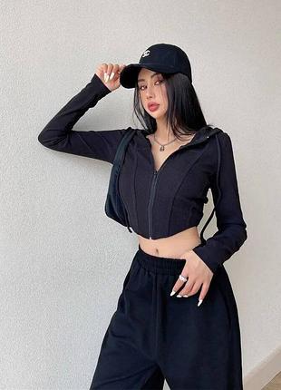 Трендова вкорочена кофта з зовнішніми швами та капішоном