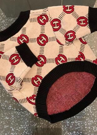 Брендовый свитер для собак gucci с черной окантовкой и красными буквами, широкая модель,  бежевый6 фото