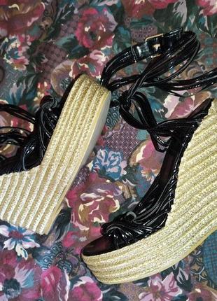 Босоножки танкетка платформа плетеные лаковые сандалии сабо туфли золотые черные1 фото