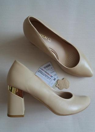 Туфлі шкіряні човники бежеві на широкому підборі