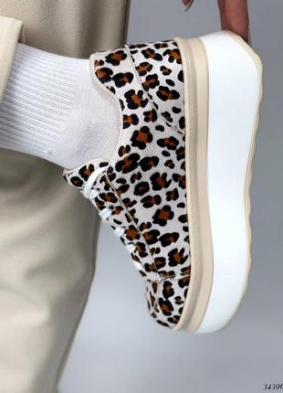 Стильні леопардові кросівки на підвищеній підошві3 фото