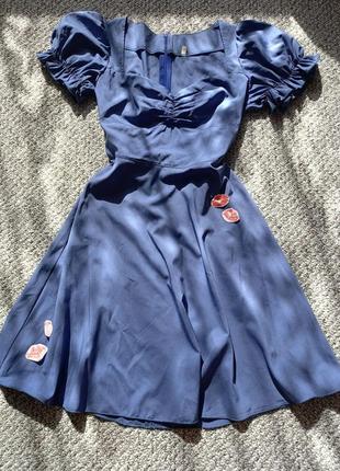 Голубое платье