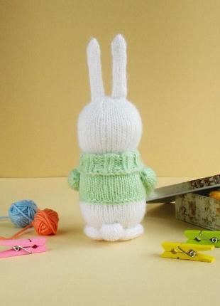 Вязаная игрушка задумчивый заяц . в наличии в одежде разных цветов.5 фото