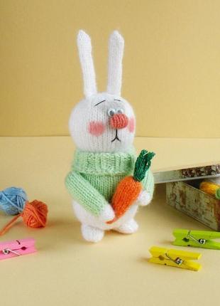 Вязаная игрушка задумчивый заяц . в наличии в одежде разных цветов.2 фото