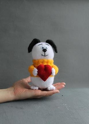Веселий песик, з сердечком.