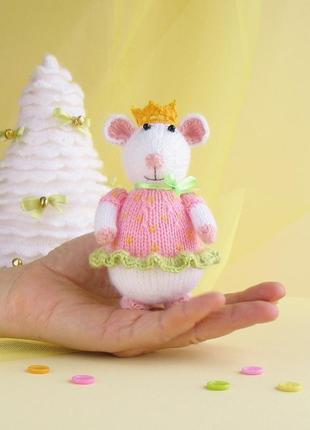 Мышка-ягодная принцеса. веселая игрушка вязаная на спицах.1 фото