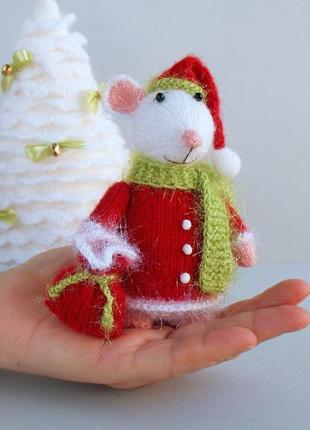 Мишка - в'язана спицями, іграшка в костюмі діда мороза.
