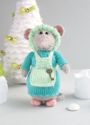 В'язана іграшка на подарунок, мишка-господарочка.