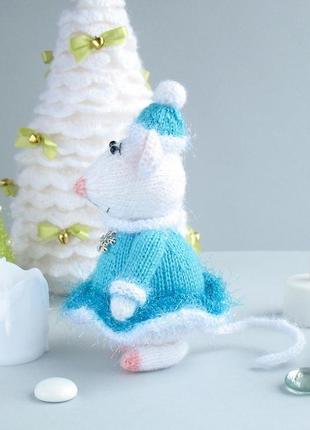 В'язана іграшка мишка у сукні снігуроньки.5 фото