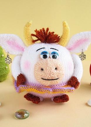 Круглая коровка - машуня, мягкая игрушка связана спицами. символ 2021 года.