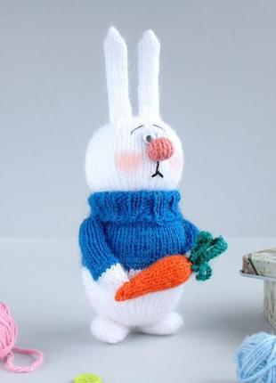 Зайчик с морковкой игрушка связана спицами.2 фото