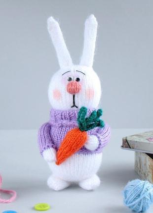 Зайчик з морквою, іграшка зв'язана спицями.